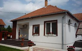Morafeszek Vendeghaz